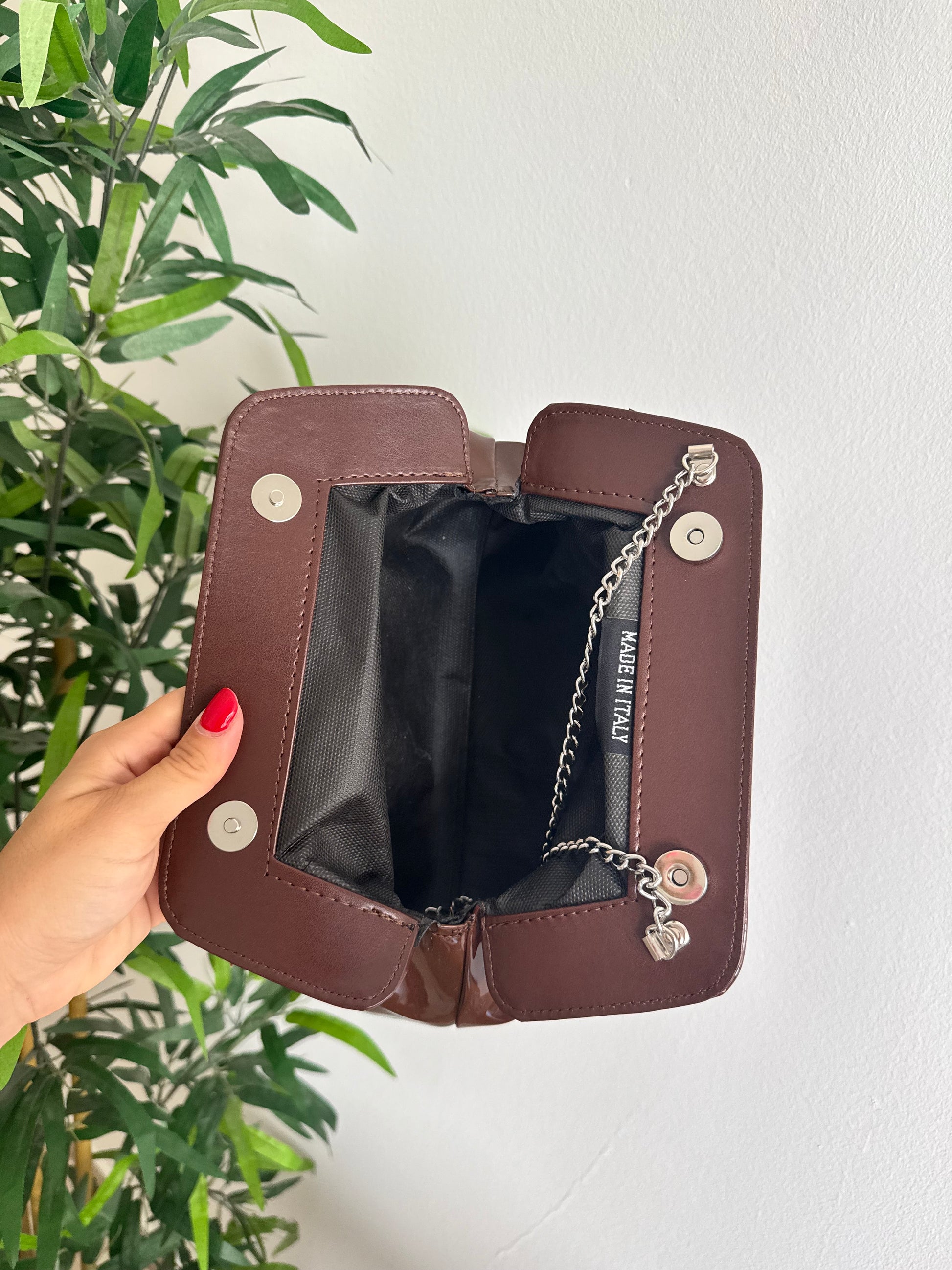 Pochette in vernice brown