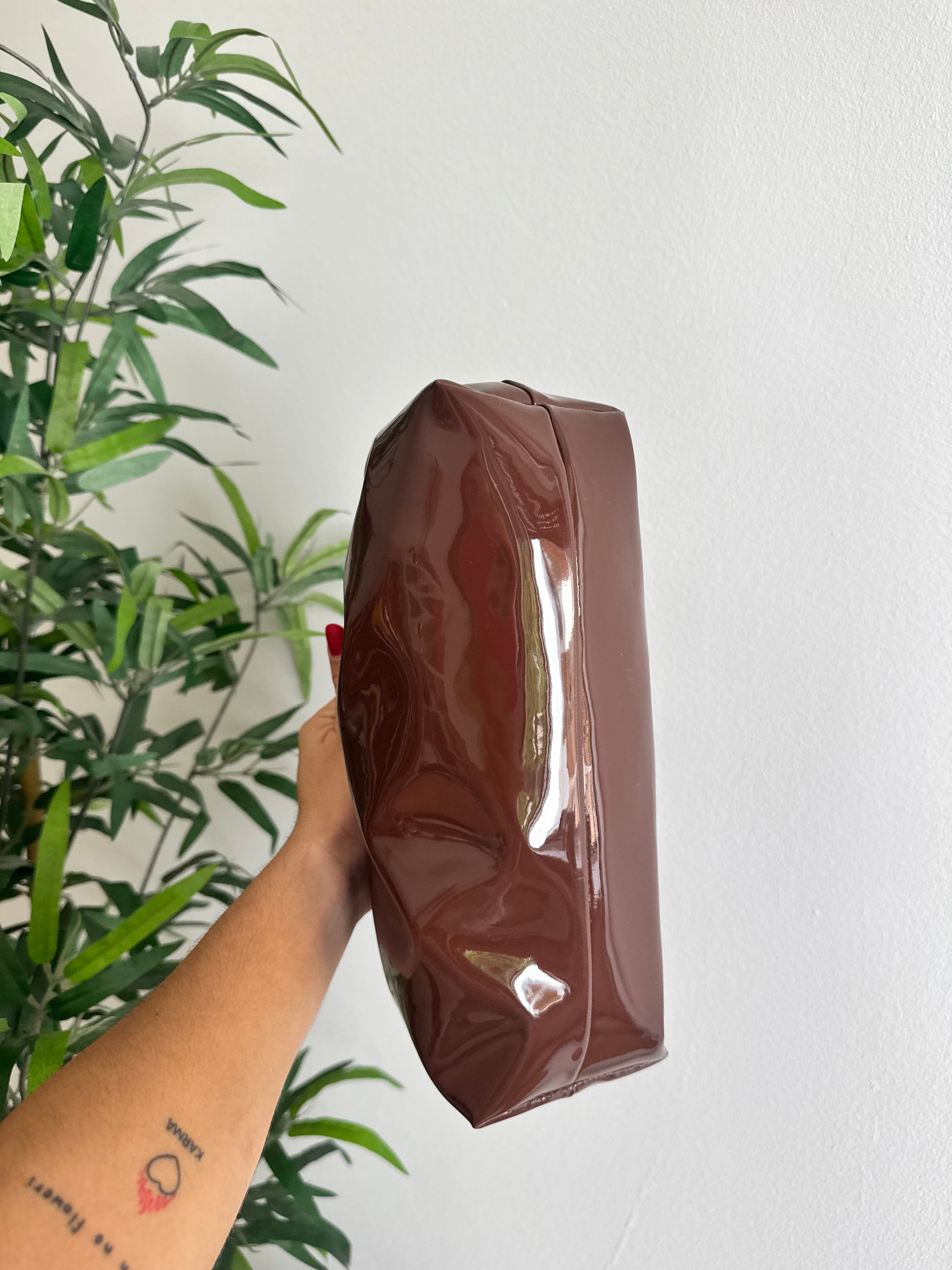 Pochette in vernice brown