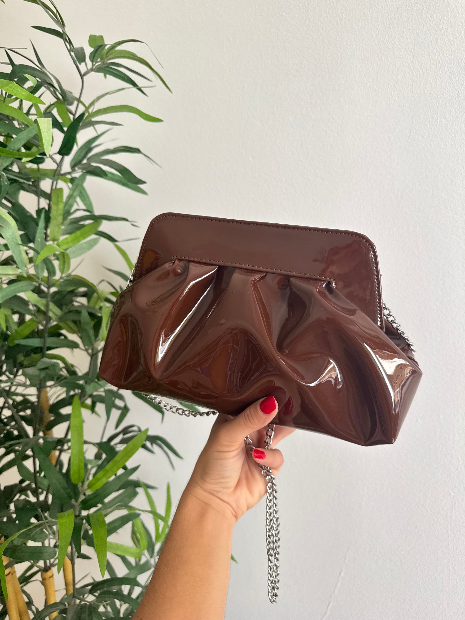 Pochette in vernice brown