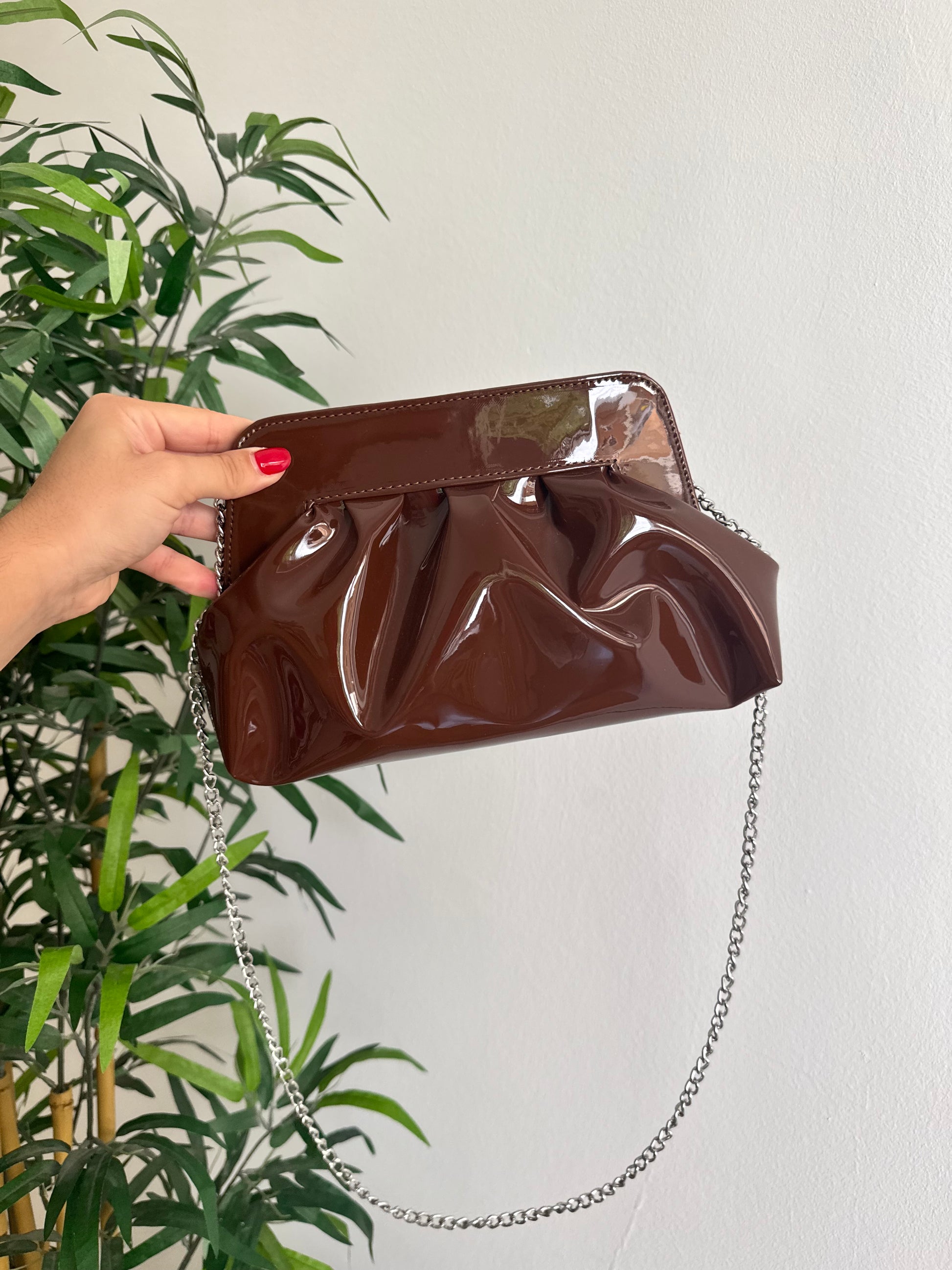 Pochette in vernice brown
