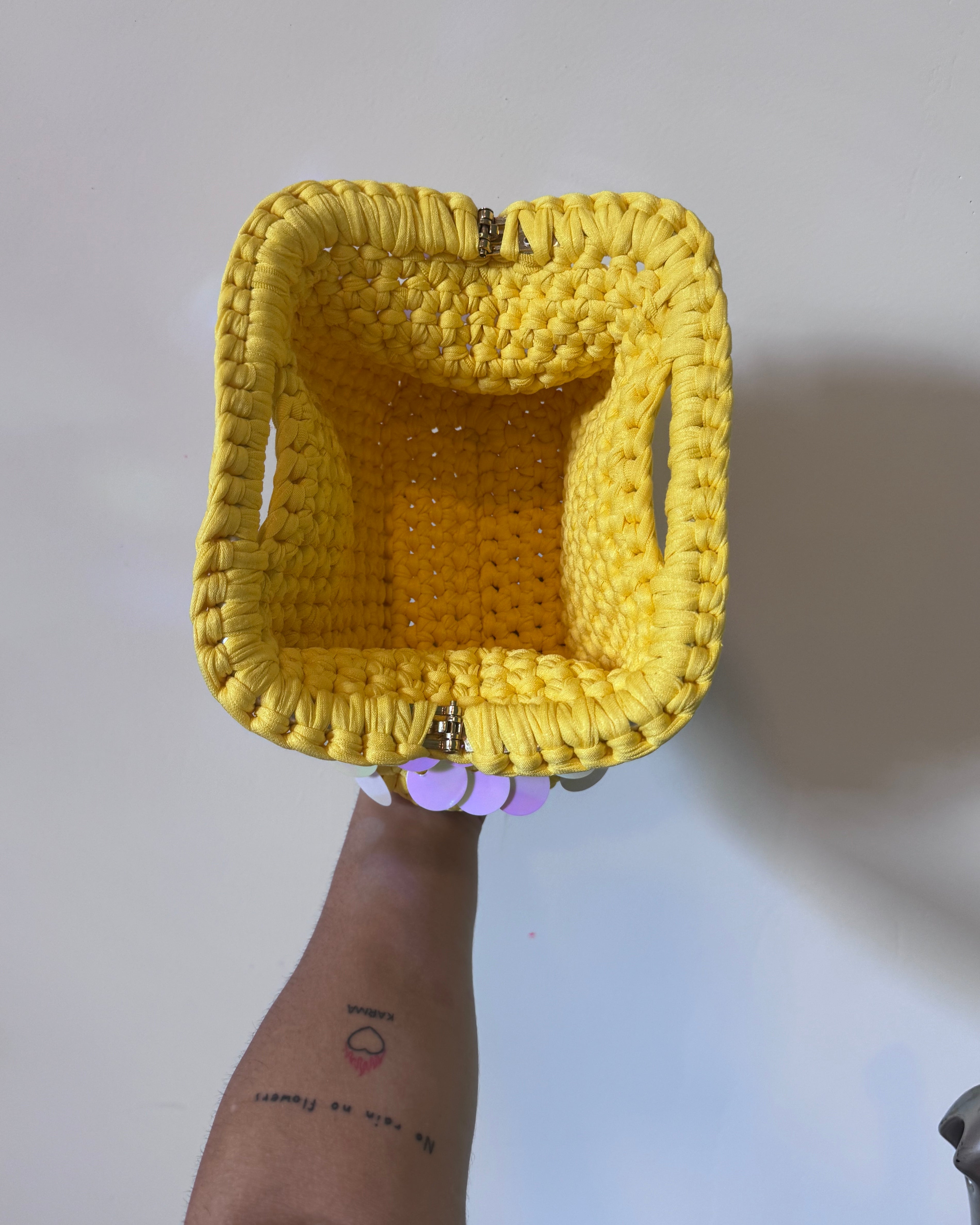 Pasticcino giallo paillettes oleografiche