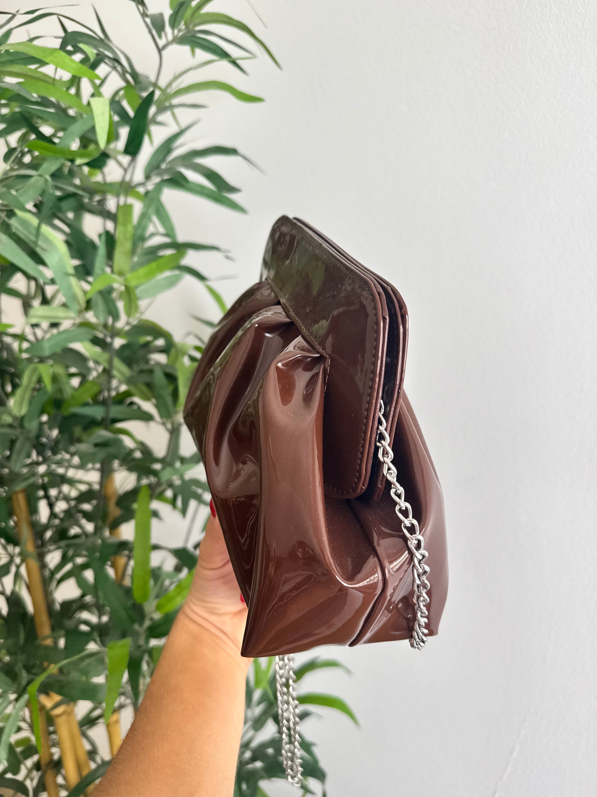 Pochette in vernice brown