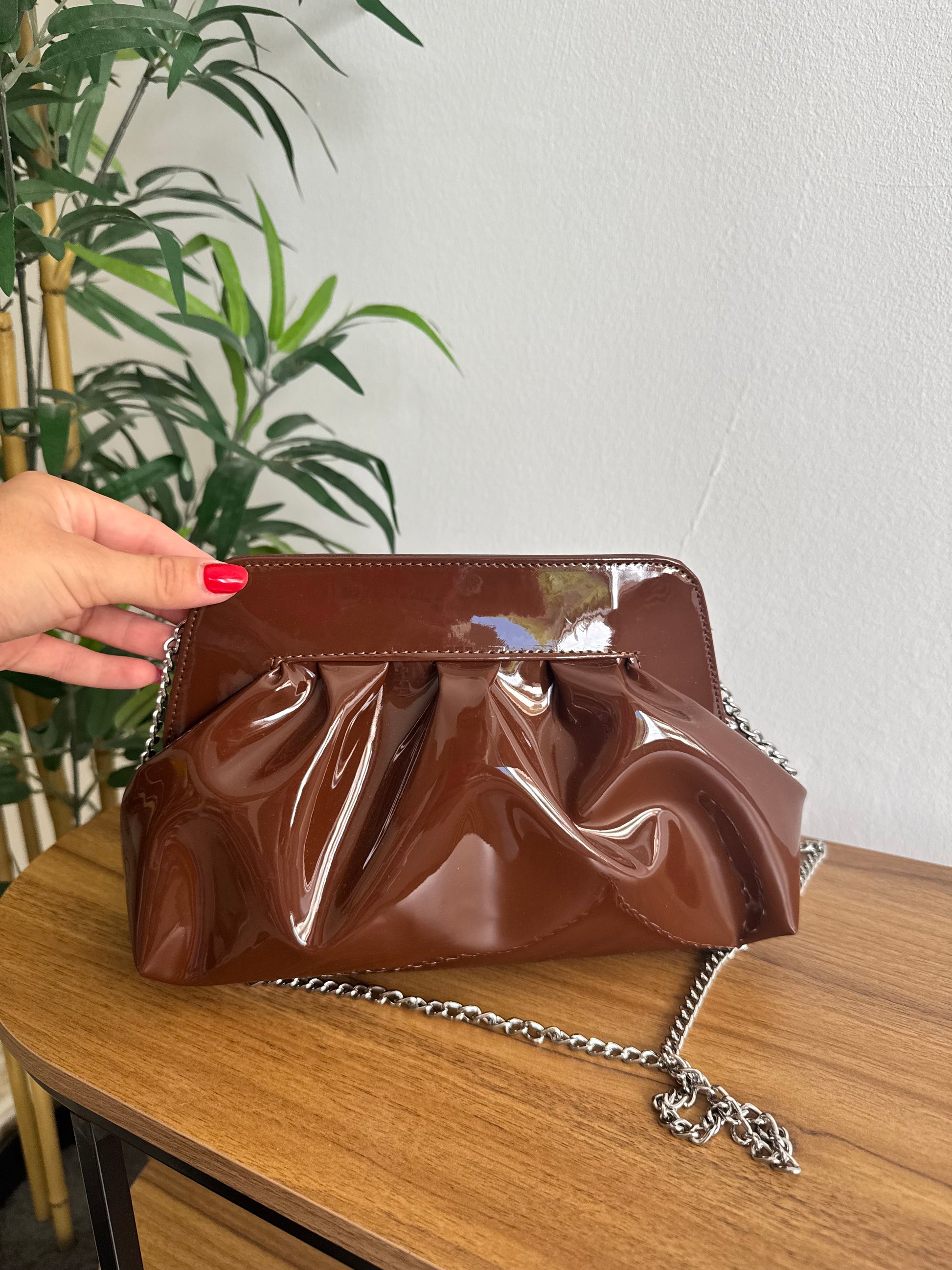 Pochette in vernice brown